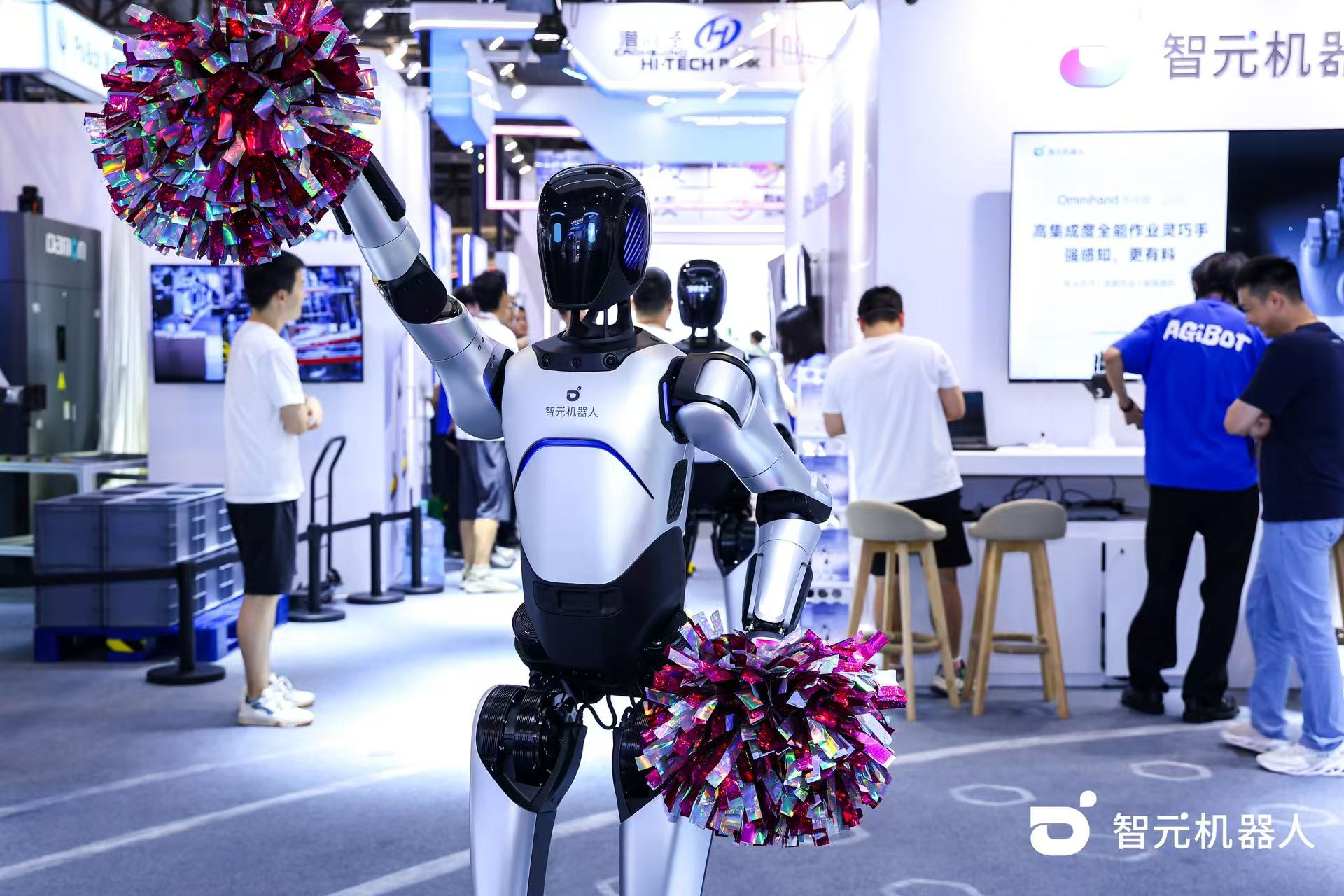 ok138cn太阳集团机器人 WAIC 首日展台火爆，机器...